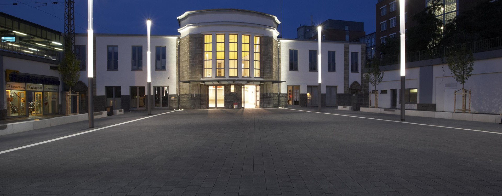 Mülheim (D), Station forecourt, System Terra Lava anthracite.