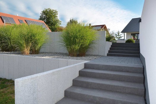 Alessio-Stelen granitegrey-white in combination with Tocano-Steps basaltanthracite.