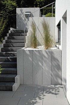 Alessio-Stelen granitegrey-white in combination with Tocano-Steps basaltanthracite.
