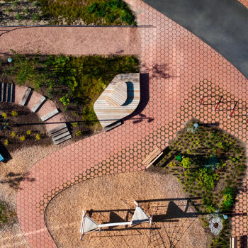 Bekkestua (NOR), Bekkestua Have, Asak Flyt Rød Terrakotta I © by ASAK, Norway