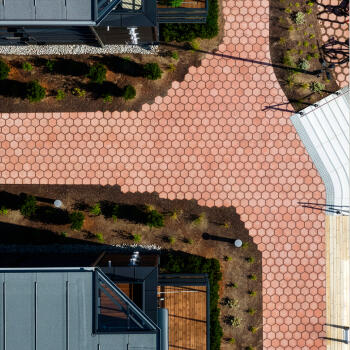 Bekkestua (NOR), Bekkestua Have, Asak Flyt Rød Terrakotta I © by ASAK, Norway