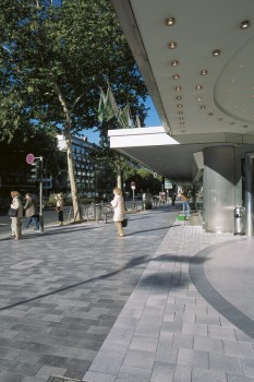 Düsseldorf (D), Graf-Adolf-Straße, Belpasso Nuvola and Umbriano Grey granite-white.