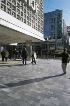 Düsseldorf (D), Graf-Adolf-Straße, Belpasso Nuvola and Umbriano Grey granite-white.