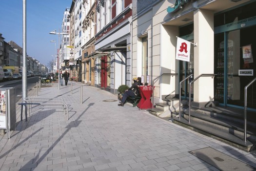 Düsseldorf (D), Kölner Straße, Belpasso Grigio.