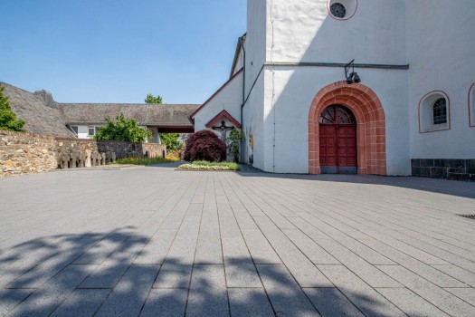 Bergisch Gladbach (D), Churchplace St. Clemens, Boulevard Light-grey.