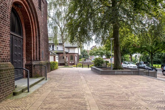 Hamburg (D), Kreuzkirche, Brikk, Beige-brown, textured.