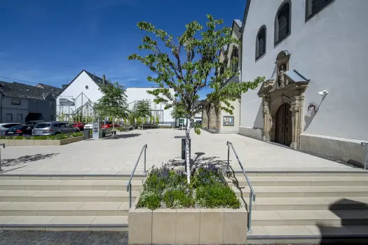 Koblenz (D), Parish Church St. Peter, Corio Colour 16.01 and 14.03 in combination with Conturo Wall Panels Colour 16.03 and Tocano Block step Colour 16.01.