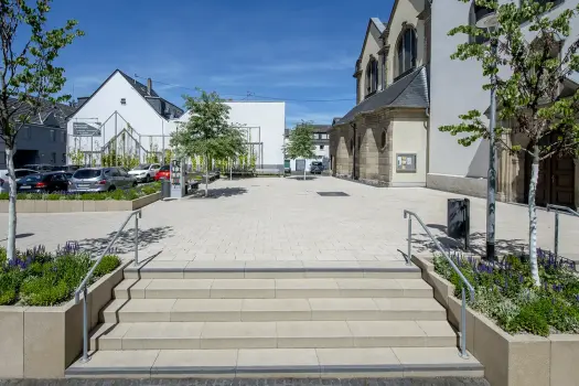 Koblenz (D), Parish Church St. Peter, Corio Colour 16.01 and 14.03 in combination with Conturo Wall Panels Colour 16.03 and Tocano Block step Colour 16.01.