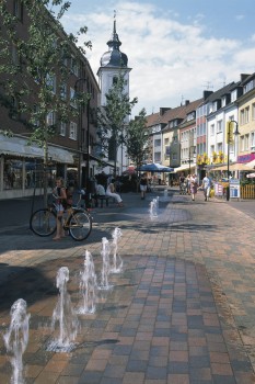 Dinslaken (D), Pedestrian zone, Il Campo Cotto iridescent.