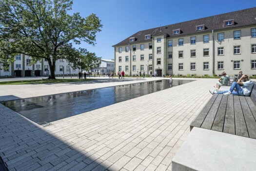 Herford (D), Education campus, La Linia Object color 3426 with watermirror in objektcolor 3083.