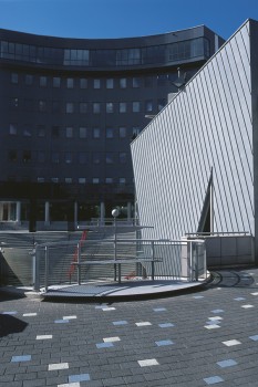 Utrecht (NL), Bahnstation, La Linia Anthracite basalt, Light granite and Blue.