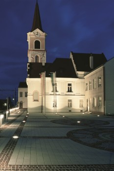 Wiener Neudorf (AU), Rathausplatz, La Linia Light granite.