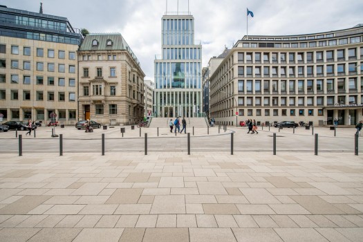 Hamburg (D), Adolphsplatz, La Linia Sand beige and Objectcolour 2397 and 2429.