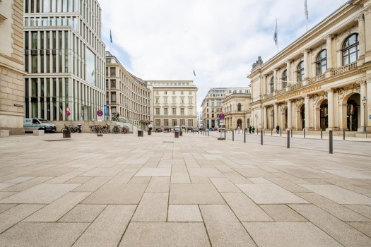 Hamburg (D), Adolphsplatz, La Linia Sand beige and Objectcolour 2397 and 2429.