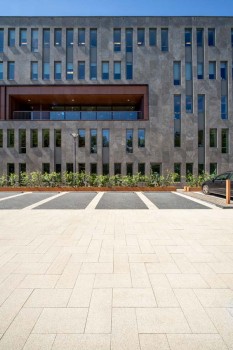 Hilversum (NL), Büropark Arena, La Linia Sand beige and Anthracite basalt.