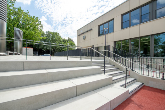 Köln, (D) Dreikönigsgymnasium, ConceptDesign seating block exposed concrete in combination with Toucan steps.