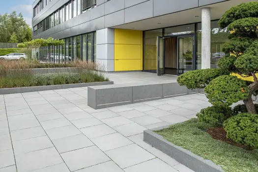 Oelde, Firmengebäude, Senzo Titan in Kombination mit Alessio-Stelen CD 3501 und Scala Block CD 3501.