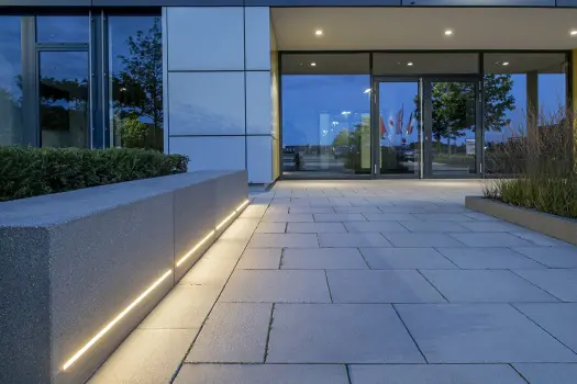 Oelde, Firmengebäude, Senzo Titan in Kombination mit Alessio-Stelen CD 3501 und Scala Block CD 3501 mit Lichtleiste.