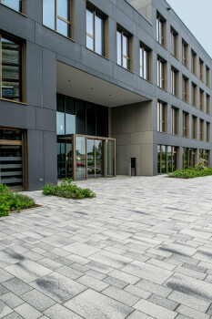Cologne (D), Eltzsche Administration, Umbriano Grey granite-white.