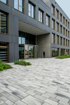 Cologne (D), Eltzsche Administration, Umbriano Grey granite-white.
