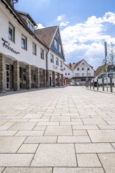 Waldeck (D), Centrum, Umbriano Granit beige, textured.