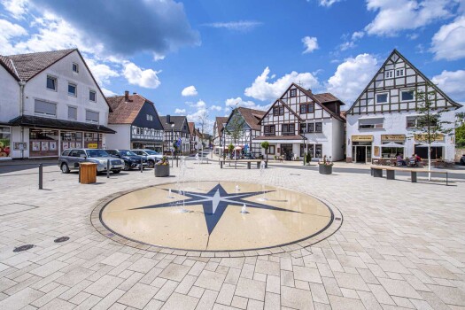 Waldeck (D), Centrum, Umbriano Granit beige, textured with ConceptDesign water field.