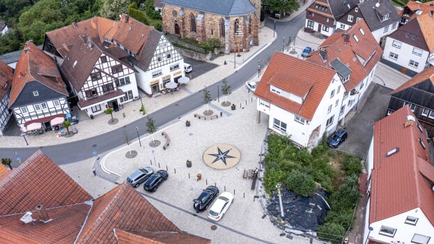 Waldeck (D), Centrum, Umbriano Granite beige, textured with ConceptDesign waterfield.