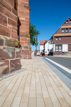 Waldeck (D), City centre, Umbriano Granite beige, textured, in Combination with Blind guidance pavement Anthrazit.