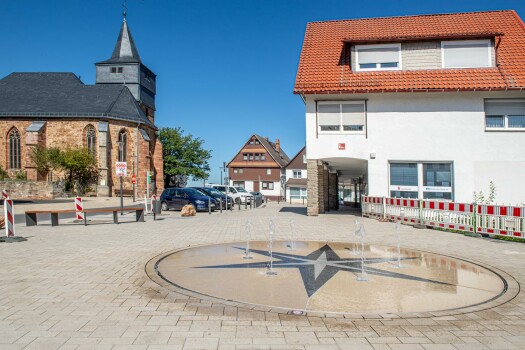 Waldeck (D), City centre, Umbriano Granite beige, textured in Combination with Concept Design water field.