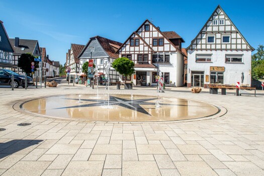 Waldeck (D), City centre, Umbriano Granite beige, textured in Combination with Concept Design water field.
