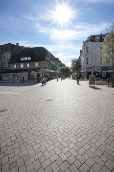 Menden (D), Rathausvorplatz, Umbriano Granite beige textured.