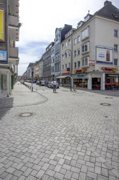 Cologne (D), Severinstrasse, Umbriano Grey granite-white textured.