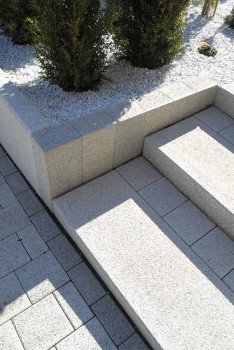 Alessio granitegrey-white in combination with Tocano steps granite-light.