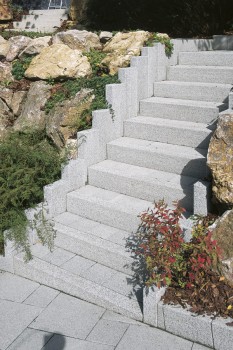 Alessio-Stelen granitegrey-white.
