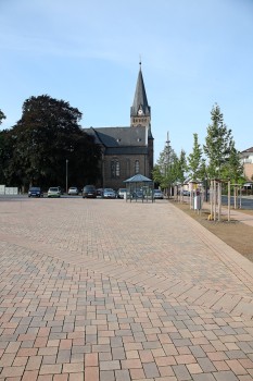 Langenfeld (DE), Reusrather Platz, Terra Toscana Brown iridescent.