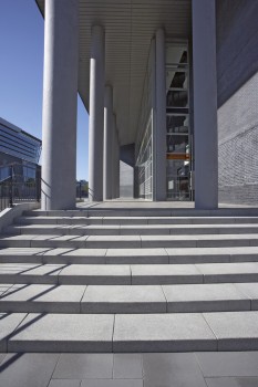 Nijmegen (NL), Station Heyendaal, Tocano steps granite-light.