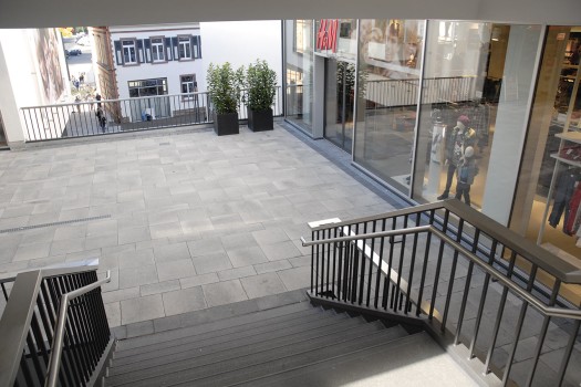 Emmendingen (D), Merk Galerie, Umbriano Grey granite-white textured.