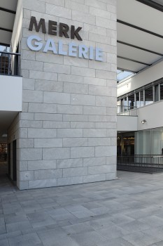 Emmendingen (D), Merk Galerie, Umbriano Grey granite-white textured.