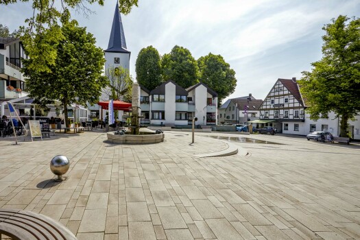 Möhnesee (D), Pankratiusplatz, Umbriano Granite beige.