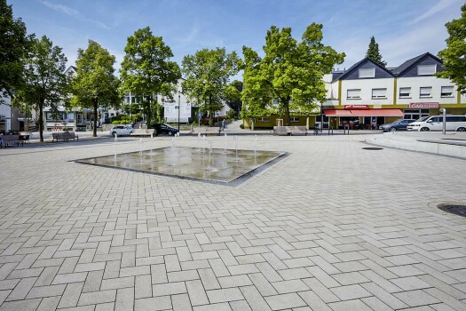 Möhnesee (D), Pankratiusplatz, Umbriano Granite beige.