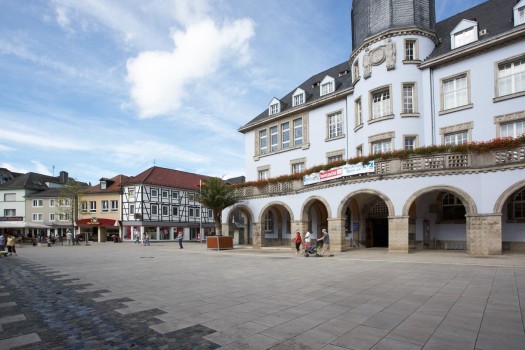 Menden (D), Rathausvorplatz, Umbriano Granite beige textured.