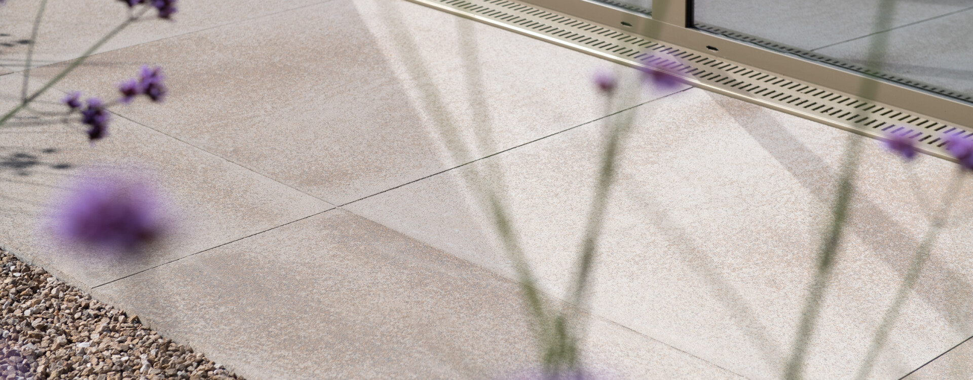 Umbriano Granitbeige gemasert.